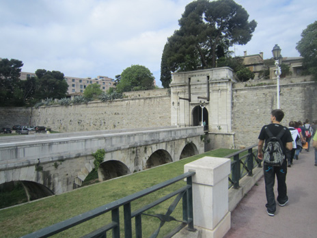 Porten där Napoleon startade när han skull erövra Italien.<br /><br />