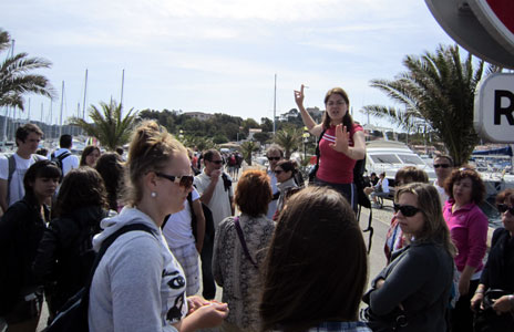 Sandrine, fransk lärare, går igenom förhållningsregler<br />inför vistelsen på ön.
