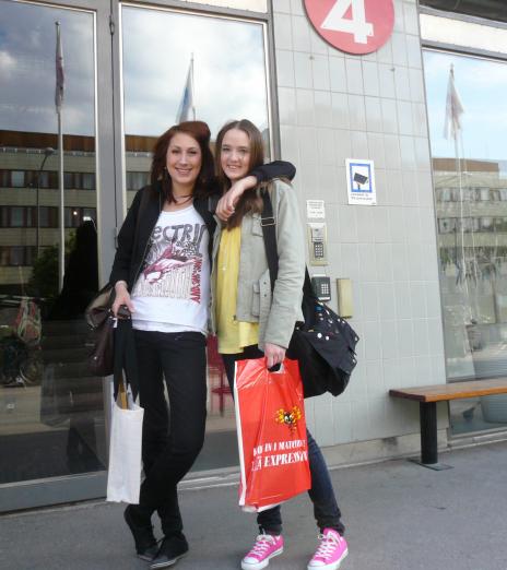 Chefredaktrerna fr tv av Sveriges bsta skoltidningar Cumulus och Strandaren. Elisabet lander t.v. (Cumulus) och Linnea Carlstrn t.h. (Strandaren).