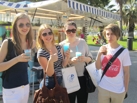 Elise, Alice, Mimmi och Andreas avnjuter vars sin ”Slush” på<br />strandpromenaden.<br /><!--NOVELL_REWRITER_ON-->