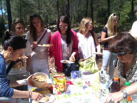 Picknick och de Italienska lärarna ser till att vi inte behöver vara hungriga.