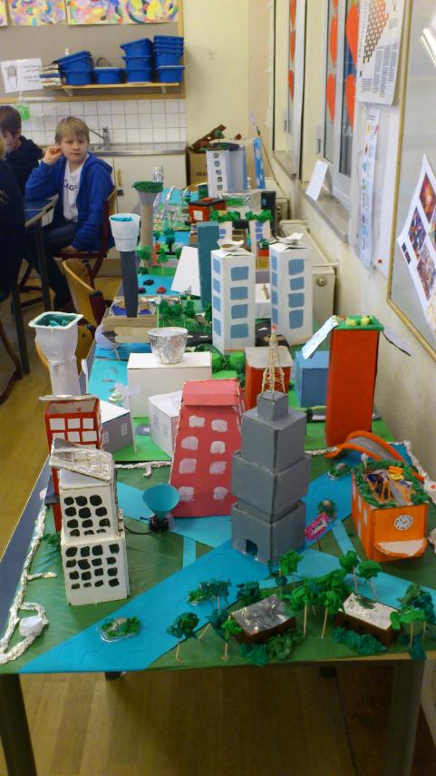 I bildsalen tillverkas modeller av städer på temat Hållbar utveckling.