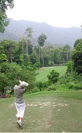 Här spelar jag golf i djungeln på Datai Bay Golf Club