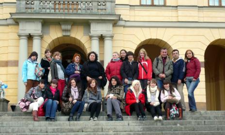 Trappan framför världsarvet Drottningholms slott fylld med intresserade människor från Spanien, Sverige och Turkiet.