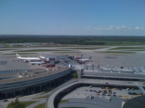 Utsikt från Arlandatornet ut över terminalerna och bana 01L samt 19R.<br />