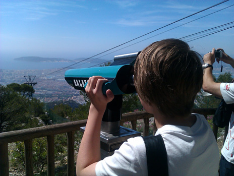 Andreas tittar på den fantastiska utsikten från Le Mont Faron.