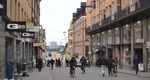 Ingen riktig sommarkänsla i bilden från Götgatsbacken men i folks hjärtan lever hoppet om sommaren.