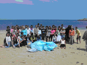 Beach cleaning activity from the Project ETs Communicate.