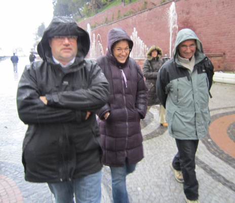 De franska lärarna Pierre, Sandrin och Alain, får smaka på det turkiska vädret.