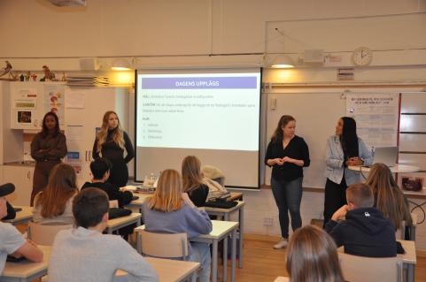 Studenterna som höll workshop med oss. Från vänster se vi Idil Warsame, Frida Sörell, Alice Carlsson och Mayssa Quertani.