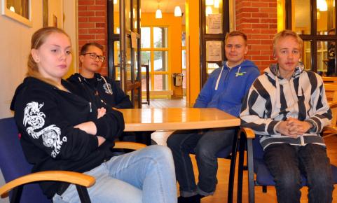 Skyddsombuden Dénizéé, Jens, Rasmus och Marcus diskuterar förhållandena på skolan.