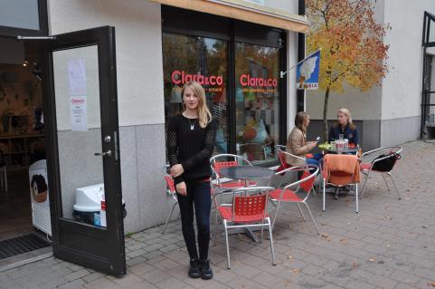 Elina utanför trevliga praoarbetsplatsen Clara & co på Strandtorget i Tyresö.